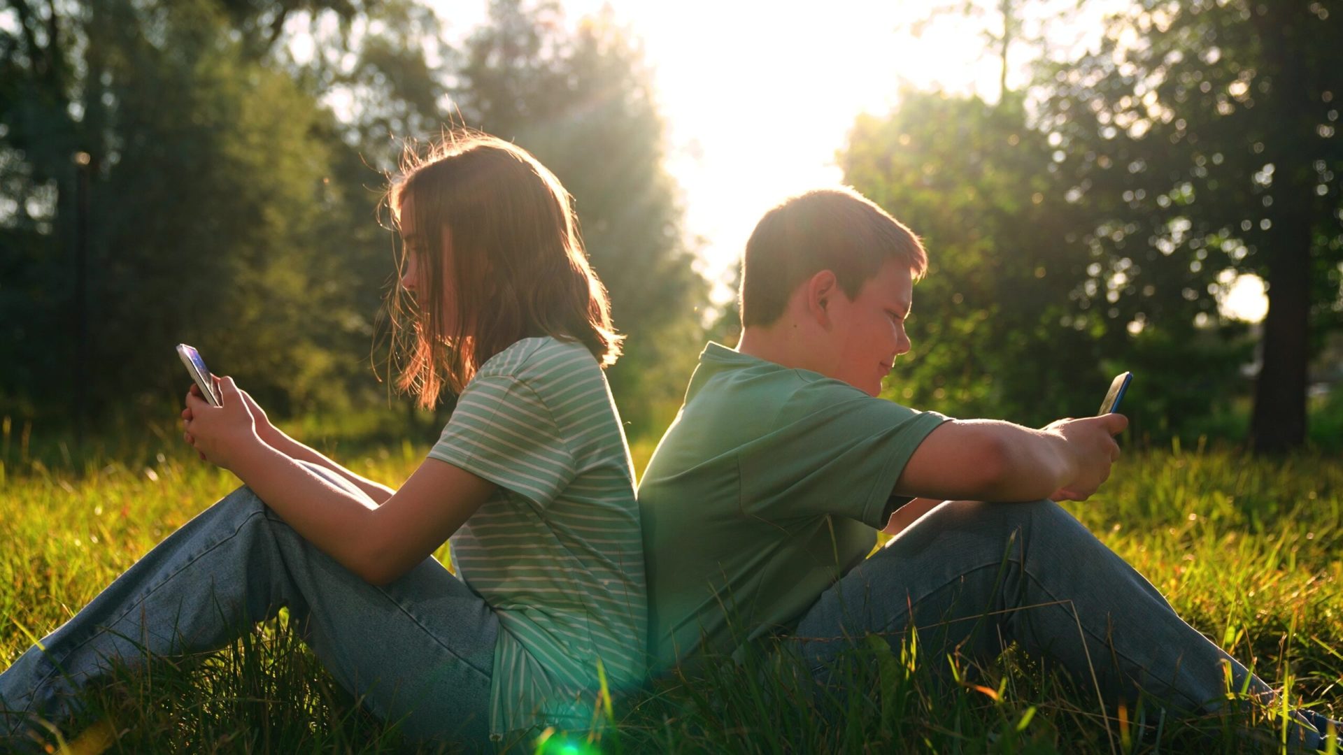 Autoritățile recomandă ca pentru copiii sub cinci ani timpul petrecut în fața ecranelor să nu depășească o oră pe zi, fiind indicată evitarea aproape totală a utilizării pentru cei sub doi ani, cu excepția momentelor interactive alături de un adult