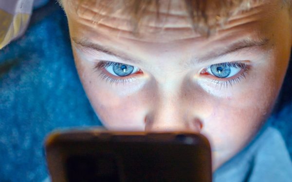 Copiilor AI, părinții, depășiți: Noul ZID digital în familie!