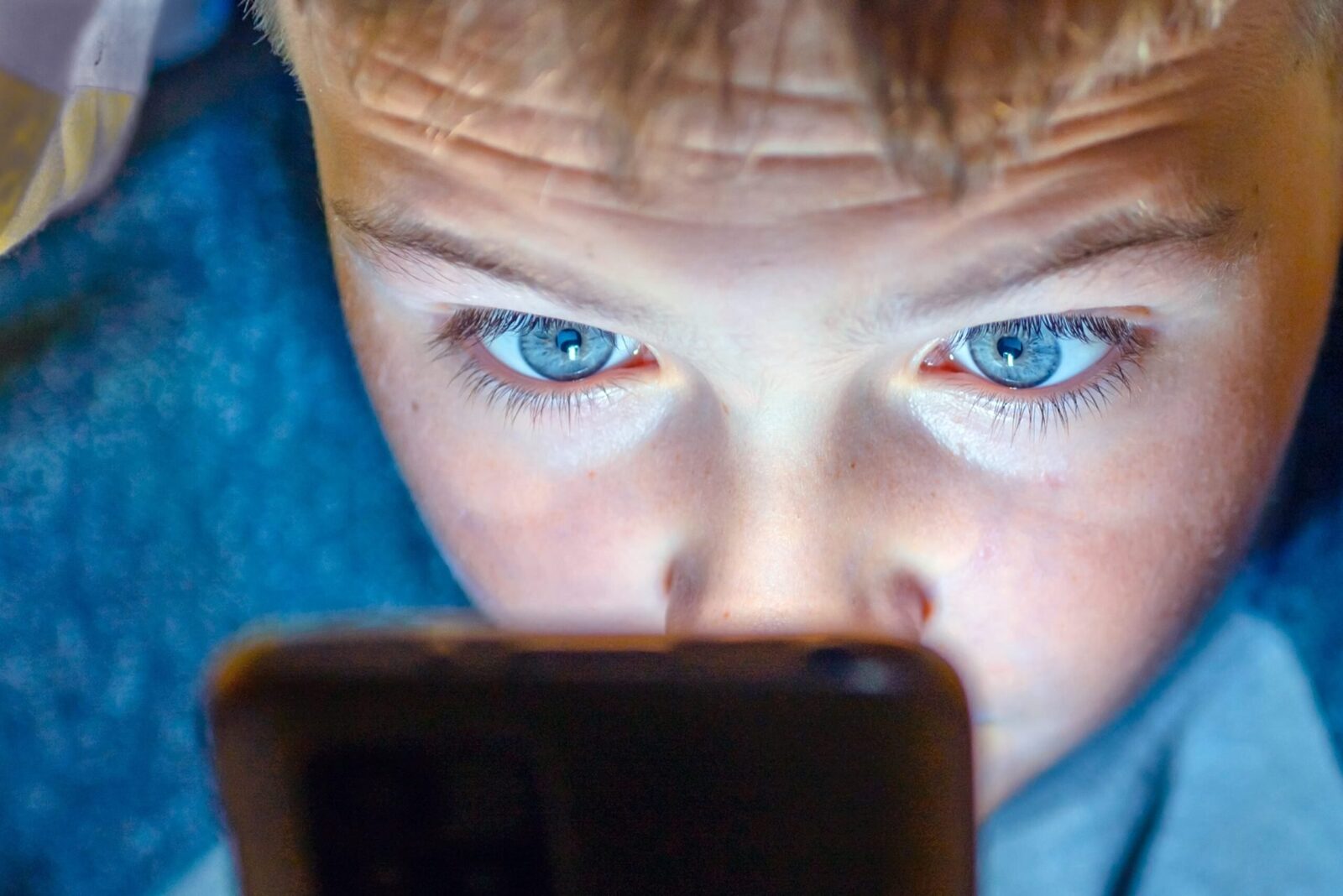 Copiilor AI, părinții, depășiți: Noul ZID digital în familie!