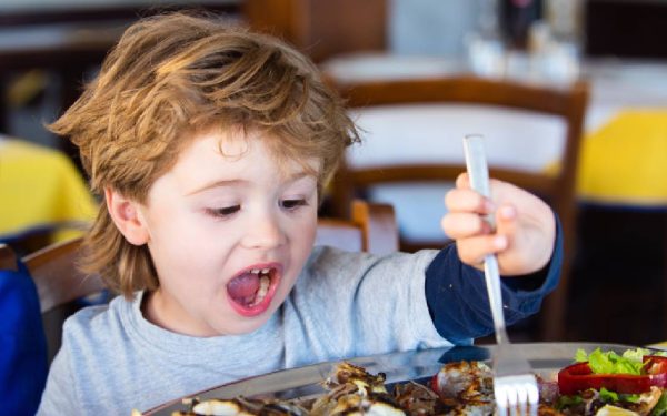 Refuzul copiilor de a mânca: De ce nu e moft, ci reacție biologică