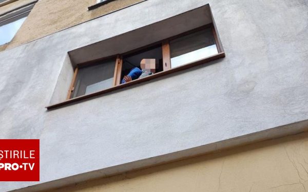 Copil de 6 ani, salvat de Poliție de pe pervaz, în Vâlcea, în Noaptea Învierii