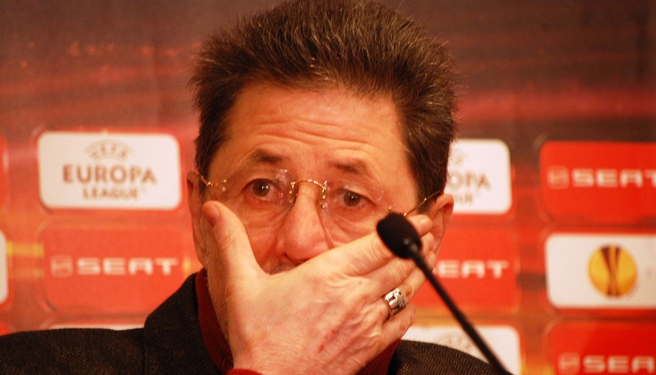 Cornel Dinu, una dintre cele mai importante figuri ale fotbalului românesc, trăiește de aproape doi ani o existență izolată, determinate de o afecțiune psihologică rară care îi afectează profund viața socială