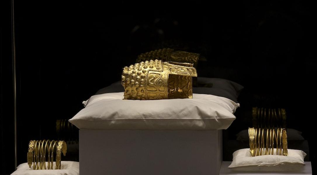 Helmetul dacic de AUR și brățările revin la București după recuperarea din Olanda