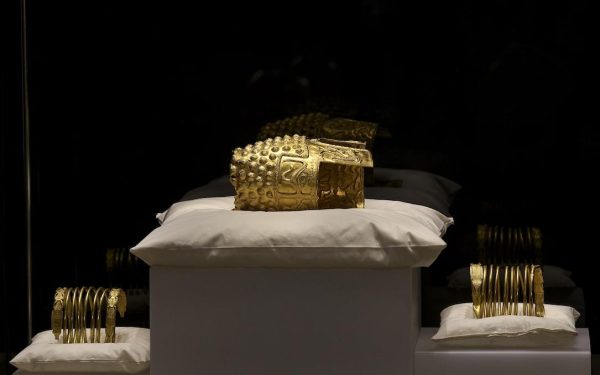 Helmetul dacic de AUR și brățările revin la București după recuperarea din Olanda