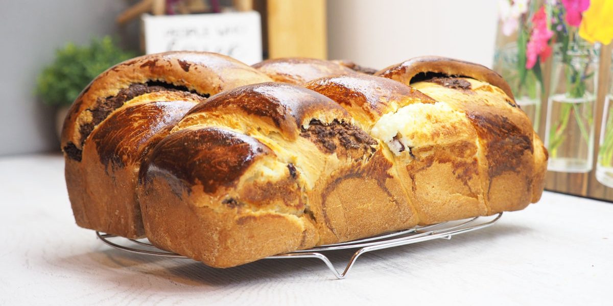 Cu ce se ung cozonacii, secretul unui aspect lucios: trucul gospodinelor