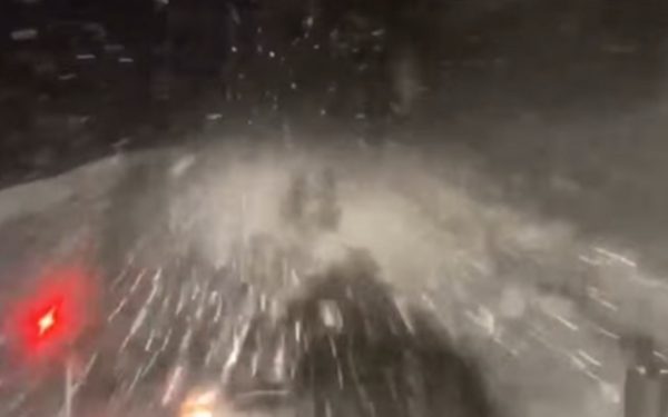 DN7A, blocat de zăpadă în Vâlcea: utilajele intră pe șoselele montane