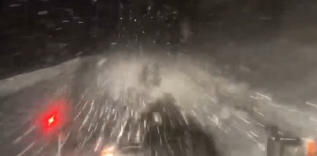 Zona montană a județului Vâlcea se confruntă cu ninsori abundente, autoritățile intervenind prompt pe drumurile afectate pentru a menține circulația în siguranță