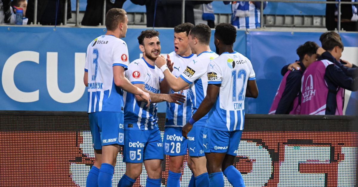 Universitatea Craiova a învins CFR Cluj cu 2-0 și a egalat la puncte liderul U Cluj Universitatea Craiova a obținut o victorie semnificativă în disputa cu CFR Cluj, scor 2-0, pe stadionul Oblemenco