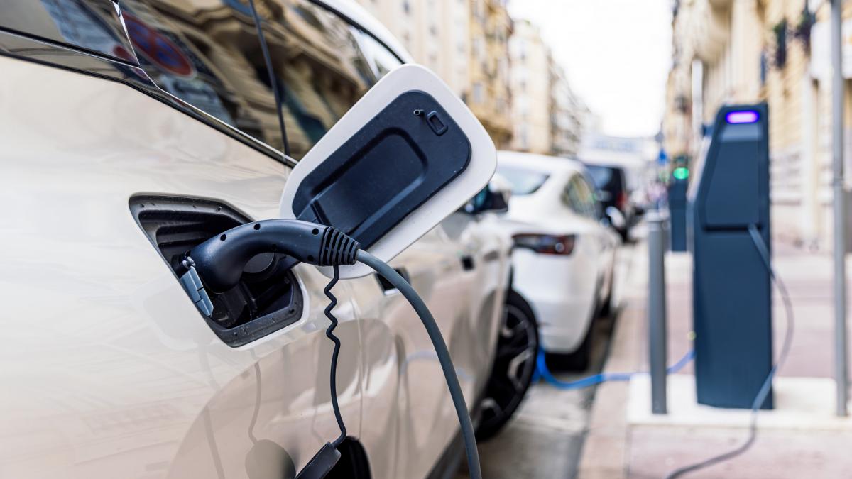 Efectul ECONOMIC: Europenii aleg electrica, tranziția e pe cale să reușească