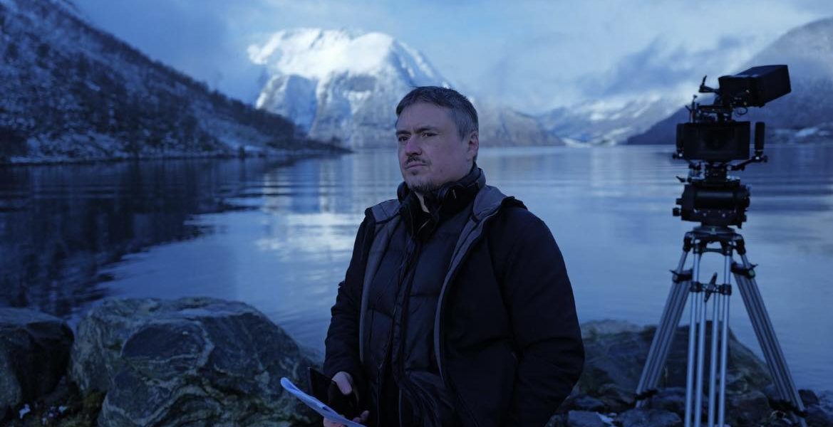 CRISTIAN MUNGIU, DIN NOU ÎN COMPETIȚIA CANNES CU „FJORD” Regizorul ROMÂN Cristian Mungiu revine în competiția principală a Festivalului de Film de la Cannes cu „Fjord”, cel mai recent lungmetraj al său, selectat pentru cea de-a 79-a ediție, care se va desfășura în perioada 12-23 mai 2026