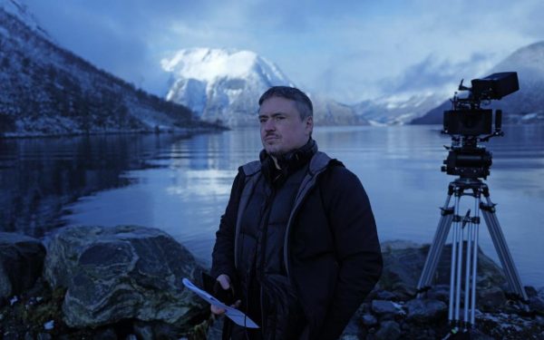 CRISTIAN MUNGIU, DIN NOU ÎN COMPETIȚIA CANNES CU „FJORD” Regizorul ROMÂN Cristian Mungiu revine în competiția principală a Festivalului de Film de la Cannes cu „Fjord”, cel mai recent lungmetraj al său, selectat pentru cea de-a 79-a ediție, care se va desfășura în perioada 12-23 mai 2026