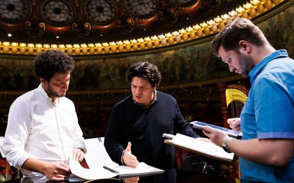 Măcelaru aduce masterclass-uri la București, în cadrul Concursului Enescu