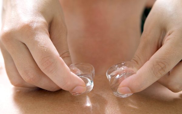 Gheața pe ceafă: Trucul simplu care domolește anxietatea. Explicația științifică