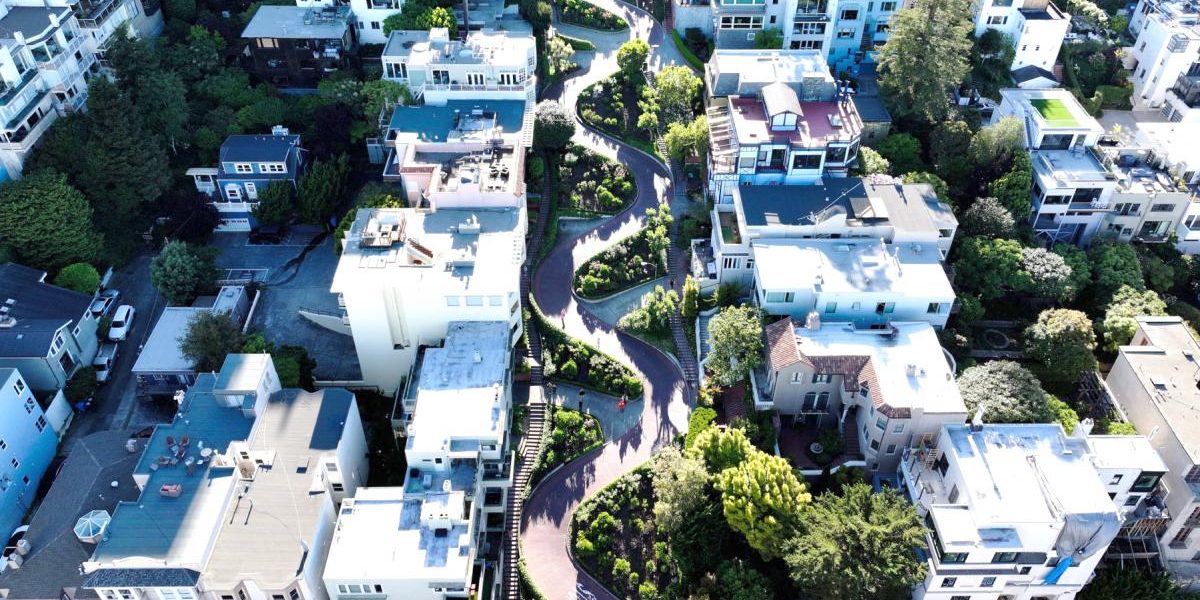 Cum arată „cea mai strâmbă” stradă din Lume în 2026: Orașul american, renumit pentru drumurile în pantă