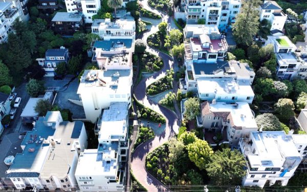 Cum arată „cea mai strâmbă” stradă din Lume în 2026: Orașul american, renumit pentru drumurile în pantă