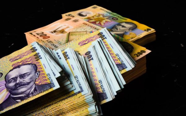 Bugetarii, regula nouă: Salariu minim de referință, 4.000 lei brut, anunță Manole