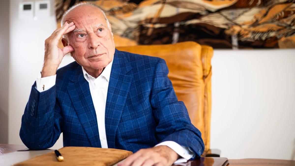 Profesorul Dan Voiculescu a publicat un mesaj de susținere pe blogul său, adresat familiei lui Mircea Lucescu, în care evidențiază forța morală și intelectuală a unuia dintre cei mai respectați antrenori ai ultimelor decenii din fotbalul românesc și internațional