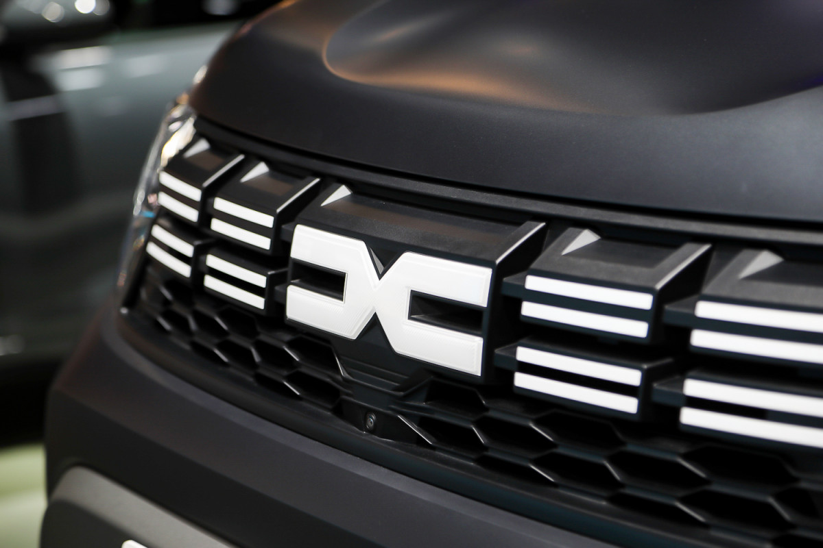 Interiorul noului Dacia Duster a fost bine primit de presa din Italia, marcând un pas important pentru marca românească în zona segmentului SUV-urilor accesibile, dar cu atenție la detalii și tehnologie