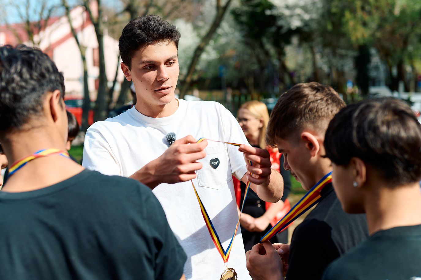 Sportivul David Popovici a vizitat o casă familială din Sectorul 4 al Capitalei, unde locuiesc 12 copii David Popovici, campion național și internațional la înot, a petrecut recent câteva ore alături de un grup de copii care locuiesc într-o casă familială din sectorul 4 al Bucureștiului