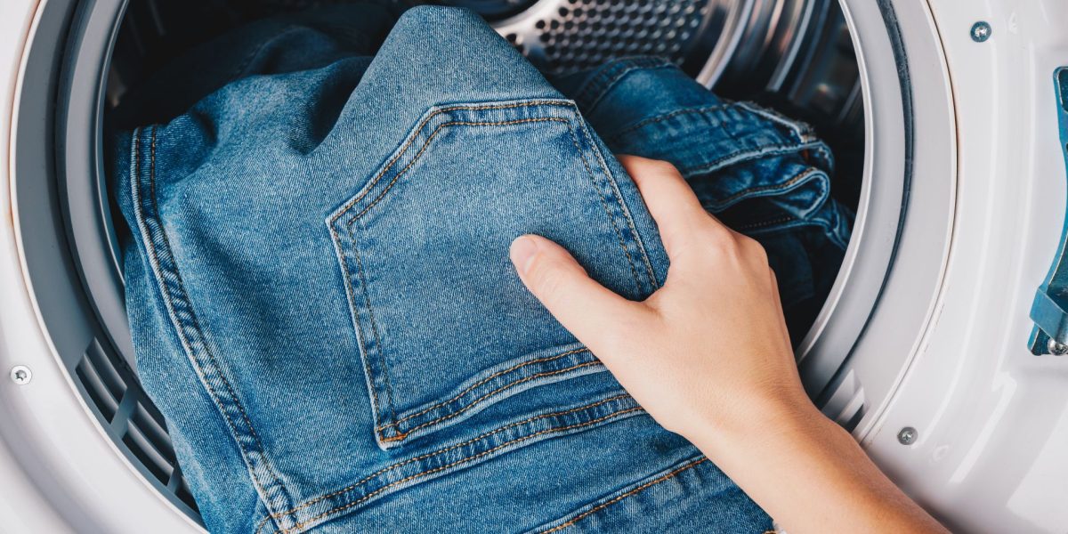 Cei care preferă să-și păstreze blugii pe scaun pentru a-i purta de mai multe ori fac, cel mai probabil, un lucru corect