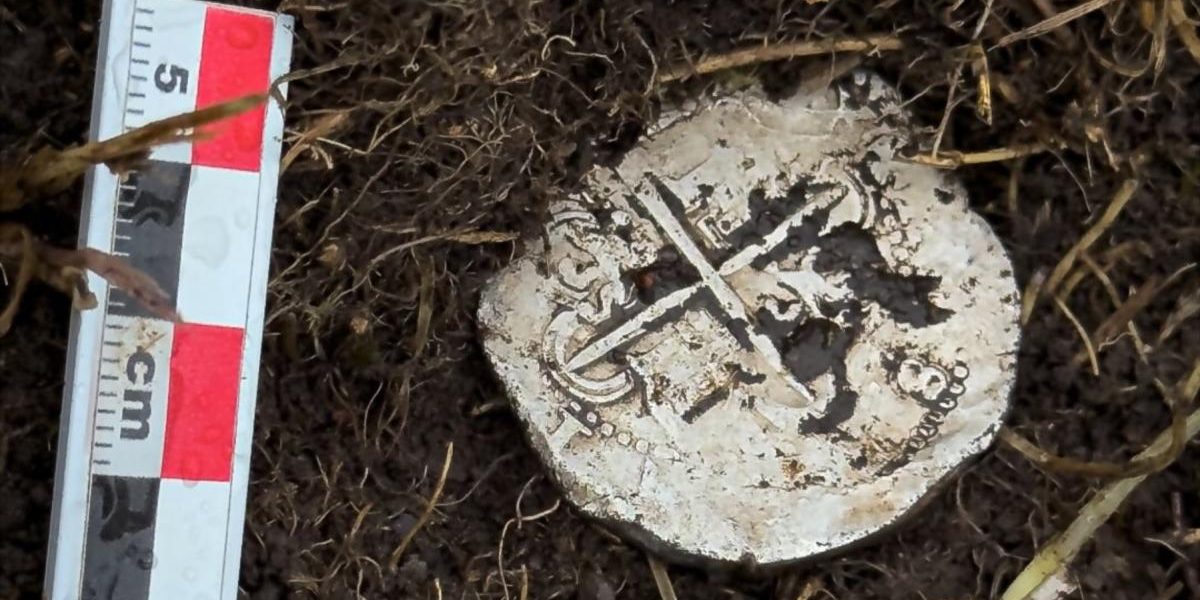 O monedă de argint datând din secolul al XVI-lea, descoperită în apropierea Strâmtorii Magellan, confirmă existența unei colonii europene pierdute, relevând o pagină fascinantă din istoria explorărilor