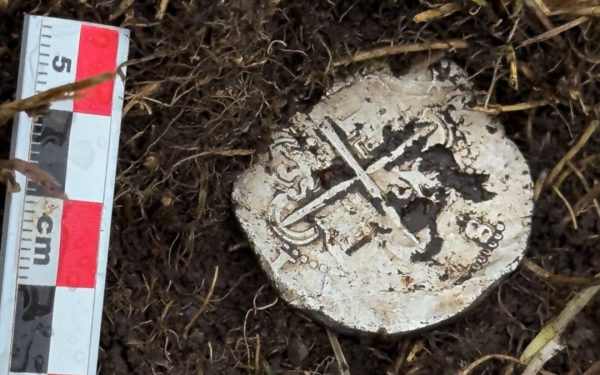O monedă de argint datând din secolul al XVI-lea, descoperită în apropierea Strâmtorii Magellan, confirmă existența unei colonii europene pierdute, relevând o pagină fascinantă din istoria explorărilor