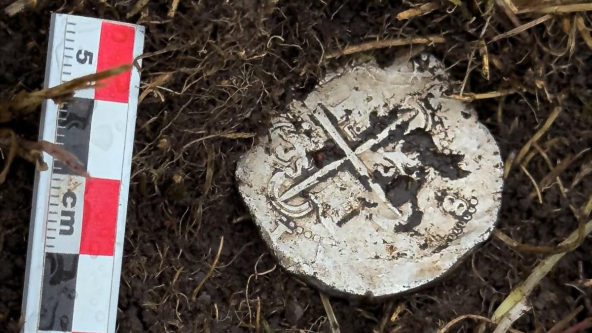 O monedă de argint datând din secolul al XVI-lea, descoperită în apropierea Strâmtorii Magellan, confirmă existența unei colonii europene pierdute, relevând o pagină fascinantă din istoria explorărilor