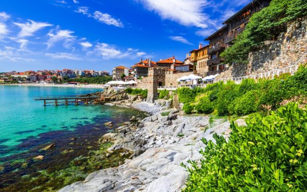 Destinația SECRETĂ, cu plaje și castele, rivalizează Amalfi, dar e ieftină, aproape de România