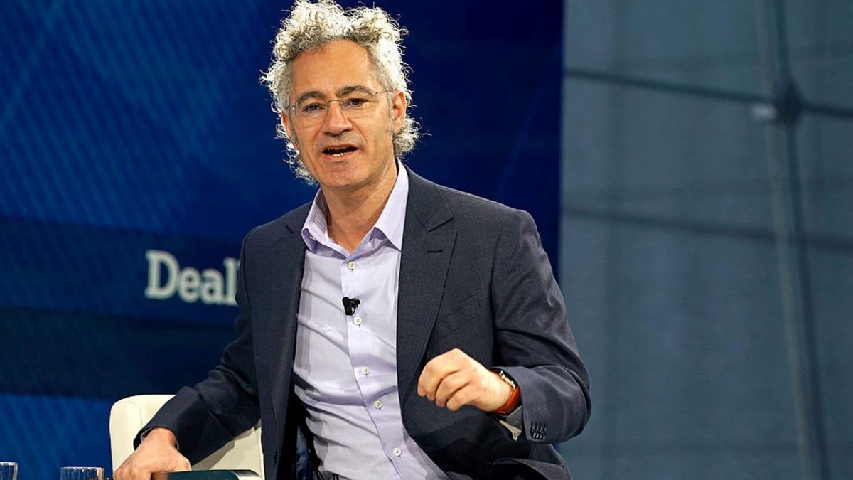 Directorul general al Palantir Technologies, Alex Karp, afirmă că în viitorul apropiat, în piața muncii, doar două categorii de oameni vor reuși să-și asigure un loc stabil, într-o eră dominată de inteligența artificială