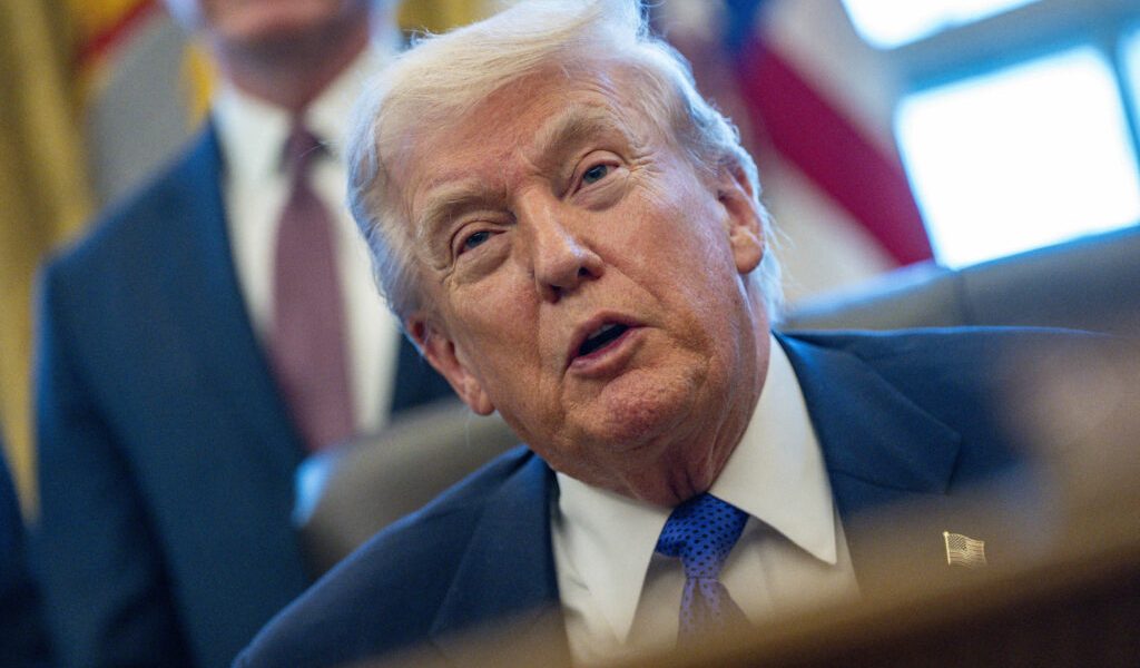 MÂNA DE PE CAP? Donald Trump, amenințări cu demiterea șefului Rezervei Federale