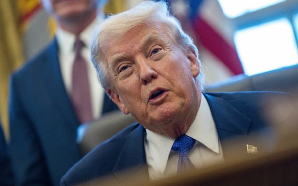 MÂNA DE PE CAP? Donald Trump, amenințări cu demiterea șefului Rezervei Federale