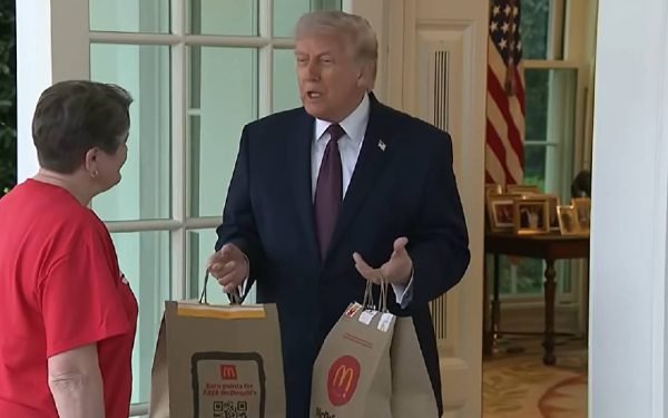 Trump, fast-food la conferința de presă: Ormuz, pe agenda președintelui