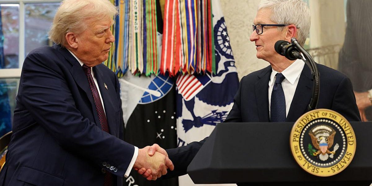 Trump, declarații incendiare: Tim Cook, „mi-a sărutat…”
