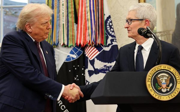 Trump, declarații incendiare: Tim Cook, „mi-a sărutat…”