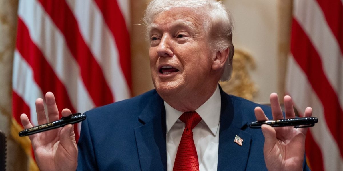 Noul telefon al lui Donald Trump: Carcasă cu steagul SUA, site cu AI