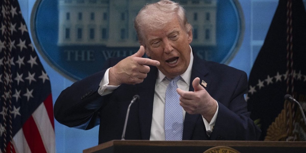 Trump, mesaj dur pentru Iran: „Nu aveți cărți bune în mână”, ca lui Zelenski