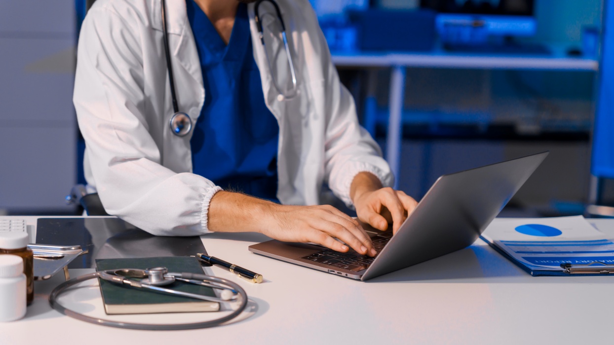 România face un pas semnificativ spre digitalizarea sistemului de sănătate, odată cu lansarea oficială a dosarului electronic de sănătate, programată pentru vara anului 2026