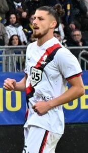 Radu Drăgușin, aproape de un nou transfer în Serie A Fundașul român Radu Drăgușin, actual jucător la Tottenham, se află în centrul unei negocieri importante care ar putea duce la revenirea sa în campionatul Italiei