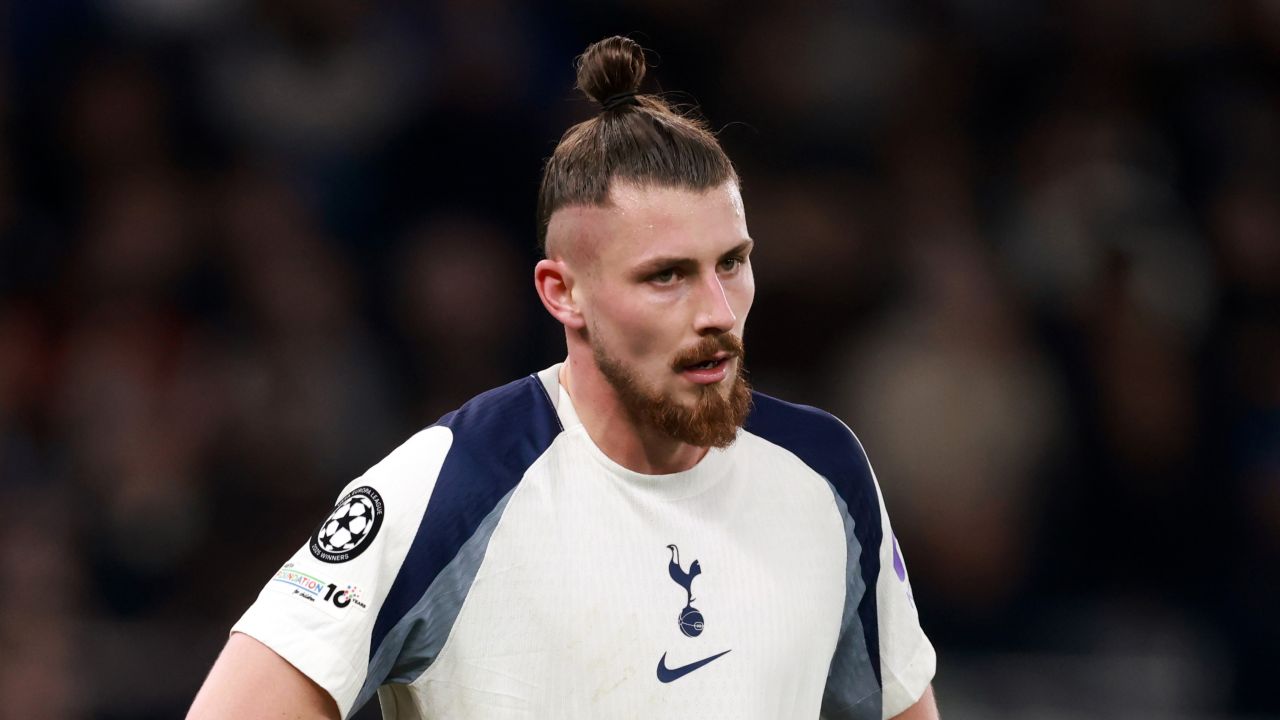 Dragusin, dezamăgirea unui transfer ratat în mijlocul unui sezon dificil la Tottenham Nu este un secret că transferurile în Anglia pot aduce avantaje, dar și amenințări financiare, iar pentru internaționalul român Răzvan Dragusin, sezonul la Tottenham devine tot mai complicat