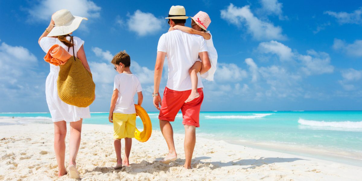 Mai: Românii intră în week-end prelungit. Cât stăm acasă?