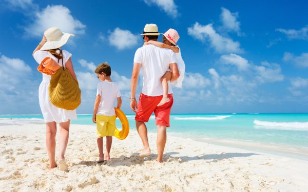 Mai: Românii intră în week-end prelungit. Cât stăm acasă?