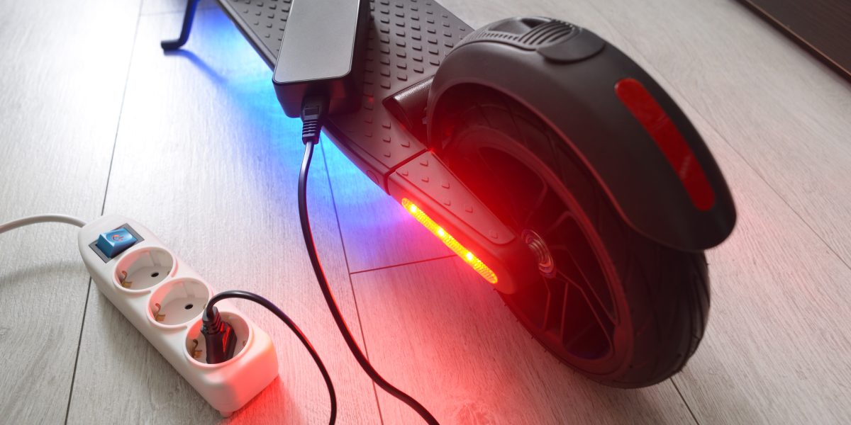 Un apartament din sectorul 3 al capitalei a fost cuprins de flăcări recent, incendiul fiind provocat de o trotinetă electrică lăsată la încărcat