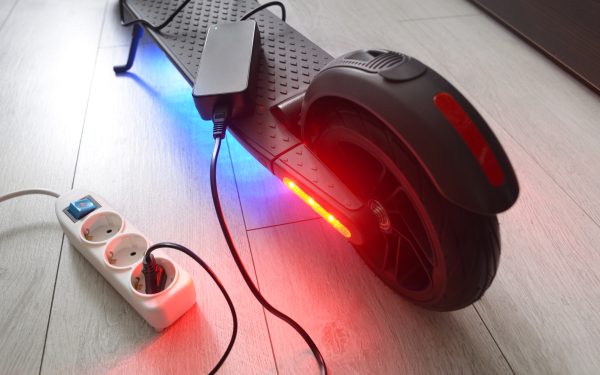 Un apartament din sectorul 3 al capitalei a fost cuprins de flăcări recent, incendiul fiind provocat de o trotinetă electrică lăsată la încărcat