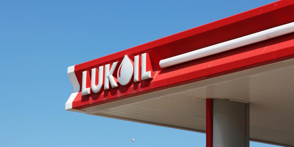 Lukoil, grație SUA, mai alimentează în România: Derogare până în octombrie