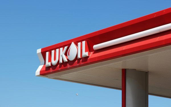 Lukoil, grație SUA, mai alimentează în România: Derogare până în octombrie