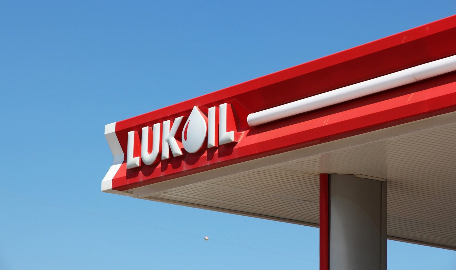 Lukoil, grație SUA, mai alimentează în România: Derogare până în octombrie