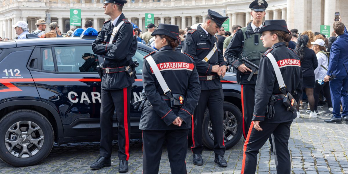 Jaf armat la Napoli: Hoții cu măști de actori au fugit prin canalizare