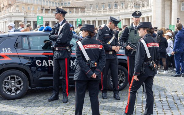 Jaf armat la Napoli: Hoții cu măști de actori au fugit prin canalizare