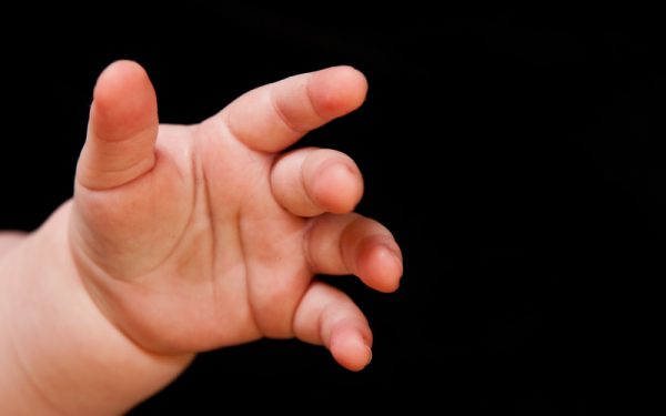 Bebeluș, printre droguri și gunoi, la Roma: Tatăl român, arestat. Cuplul, acuzat de omor