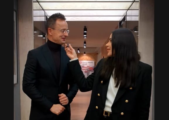 J. D. Vance, senator american și susținător al lui Viktor Orbán, a fost documentat la Budapesta de Gáspár Evelin, o figură familiară evenimentelor politice locale. Vizita sa a inclus o conferință de presă și un miting electoral, unde Vance a încurajat alegătorii să susțină partidul FIDESZ și pe premierul ungar